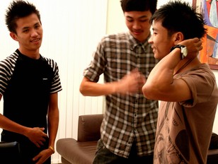Neukseks met drie Aziatische jongens