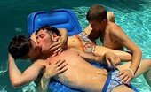 De jongens grijpen in elkaars broekje bij het zwembad