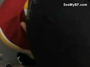 Vrienden hebben stiekem seks in het hotel bad