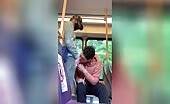 Geile vent wil graag pik zuigen in de bus