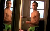 Kelly Cooper bekijkt zijn strakke lichaam in de spiegel