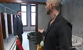 De banksjoemelaar vast op het toilet